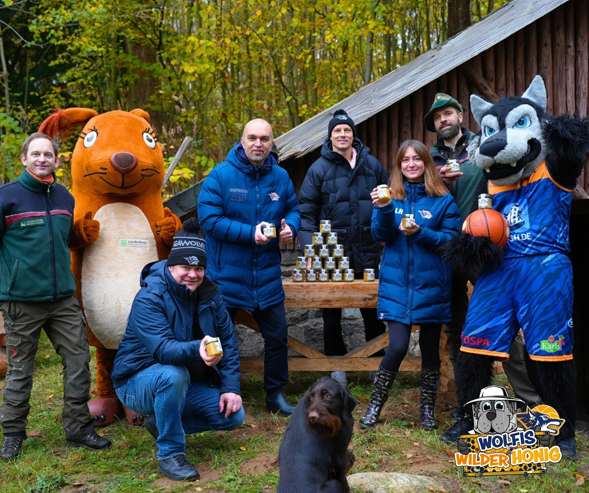 Gruppenfoto mit Vertretern der Rostock Seawolves und des Landesforst MV