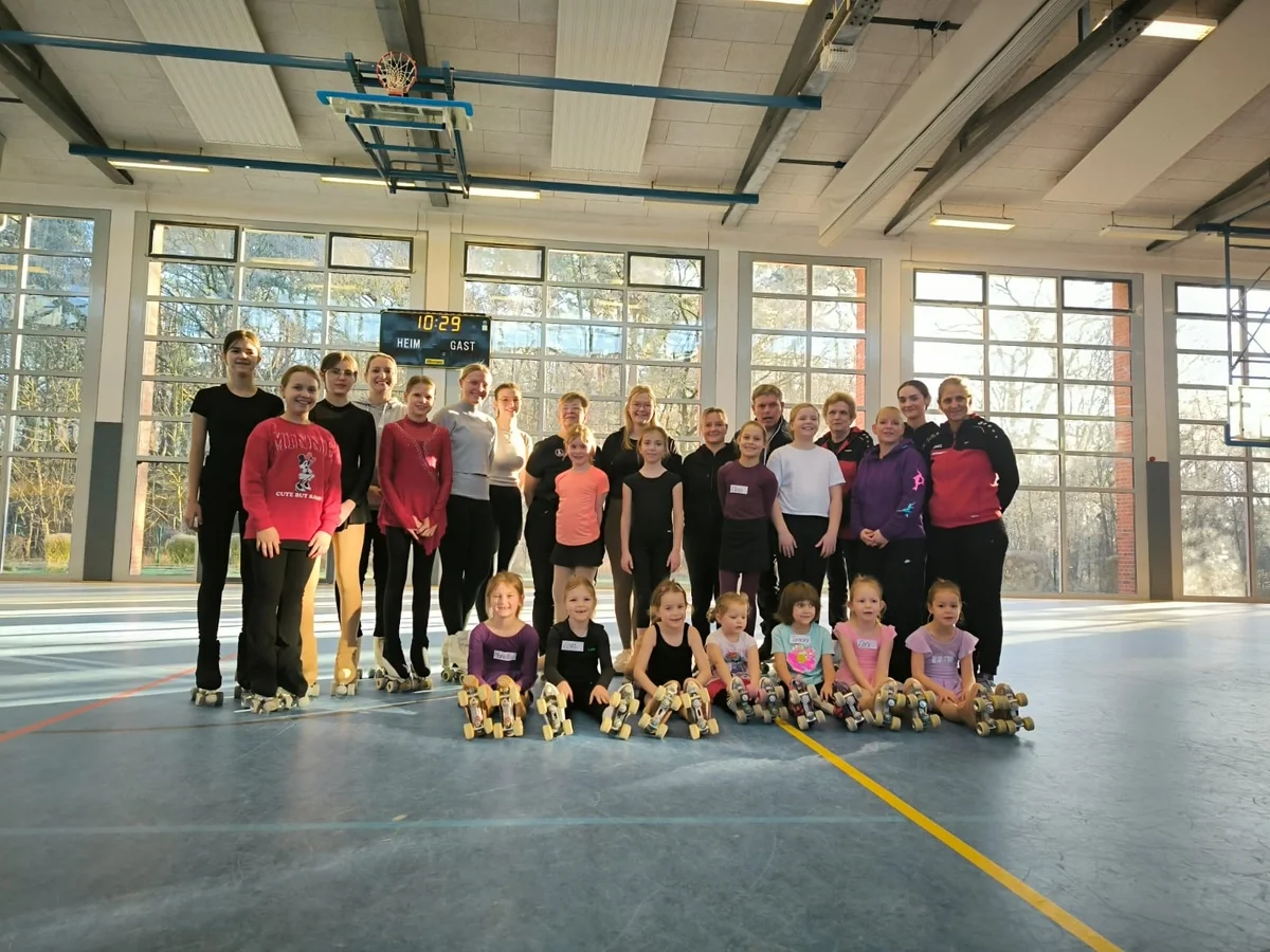 Mit viel Schwung und Teamgeist bereiten sich die Läuferinnen auf die kommenden Wettkämpfe vor. (Foto: Rollkunstlauf GSC09)