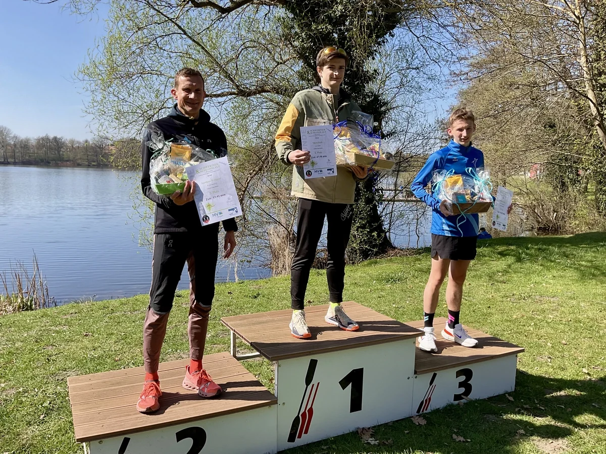 Siegerehrung der 15-km-Läufer (Foto: Lothar Gajek / Laufgruppe Schwerin)