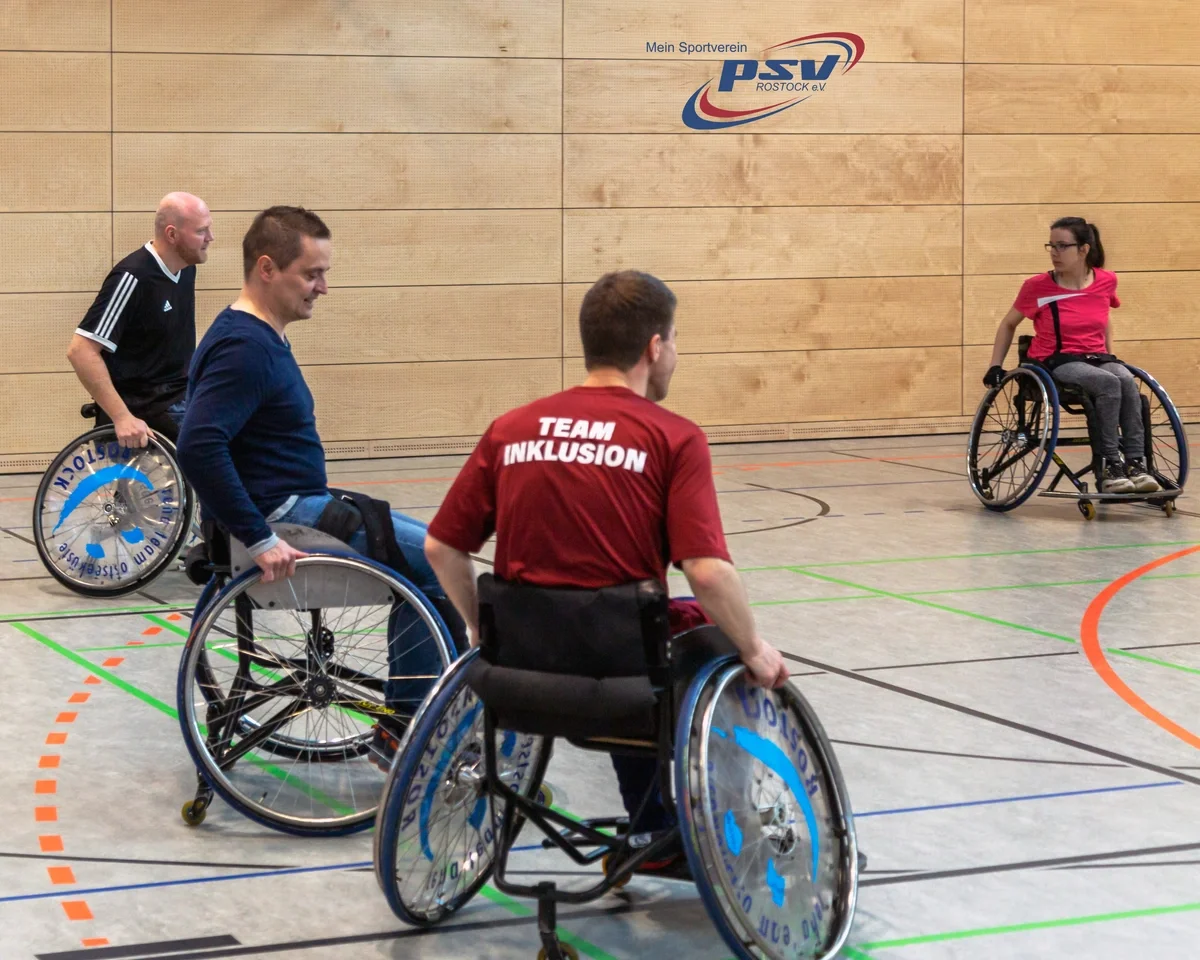 PSV-Aktion_Mensch-4_c_Sandra-Erdmann Rollstuhlfahrer in der Sporthalle