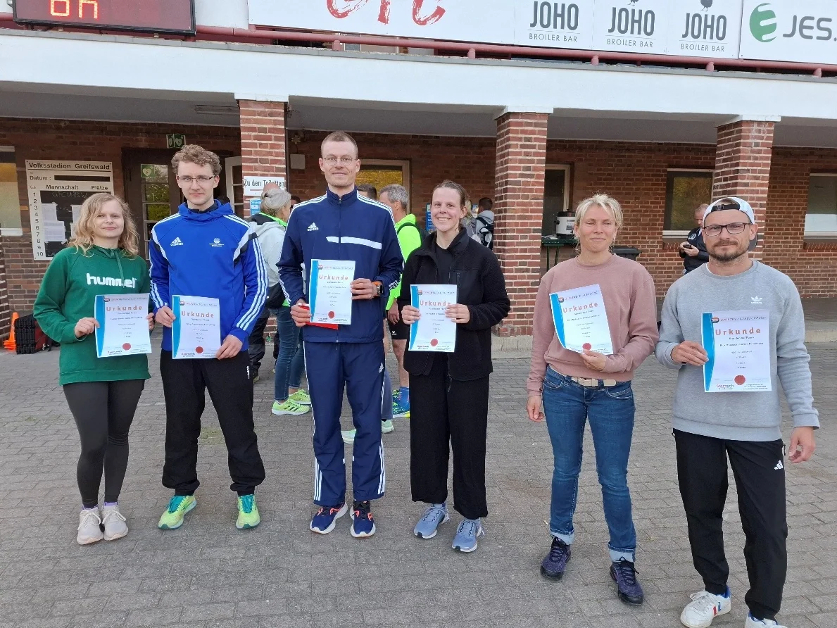 Stundenlauf-Greifswald_Siegerehrung-Paare_c_TriHGWaii
