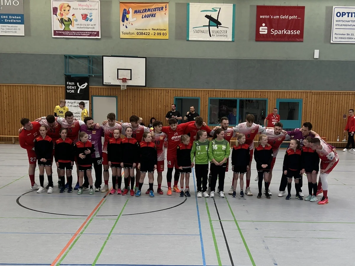 Einlauf des Teams in die Stadthalle Neukloster (Foto: Sarah Steltner)