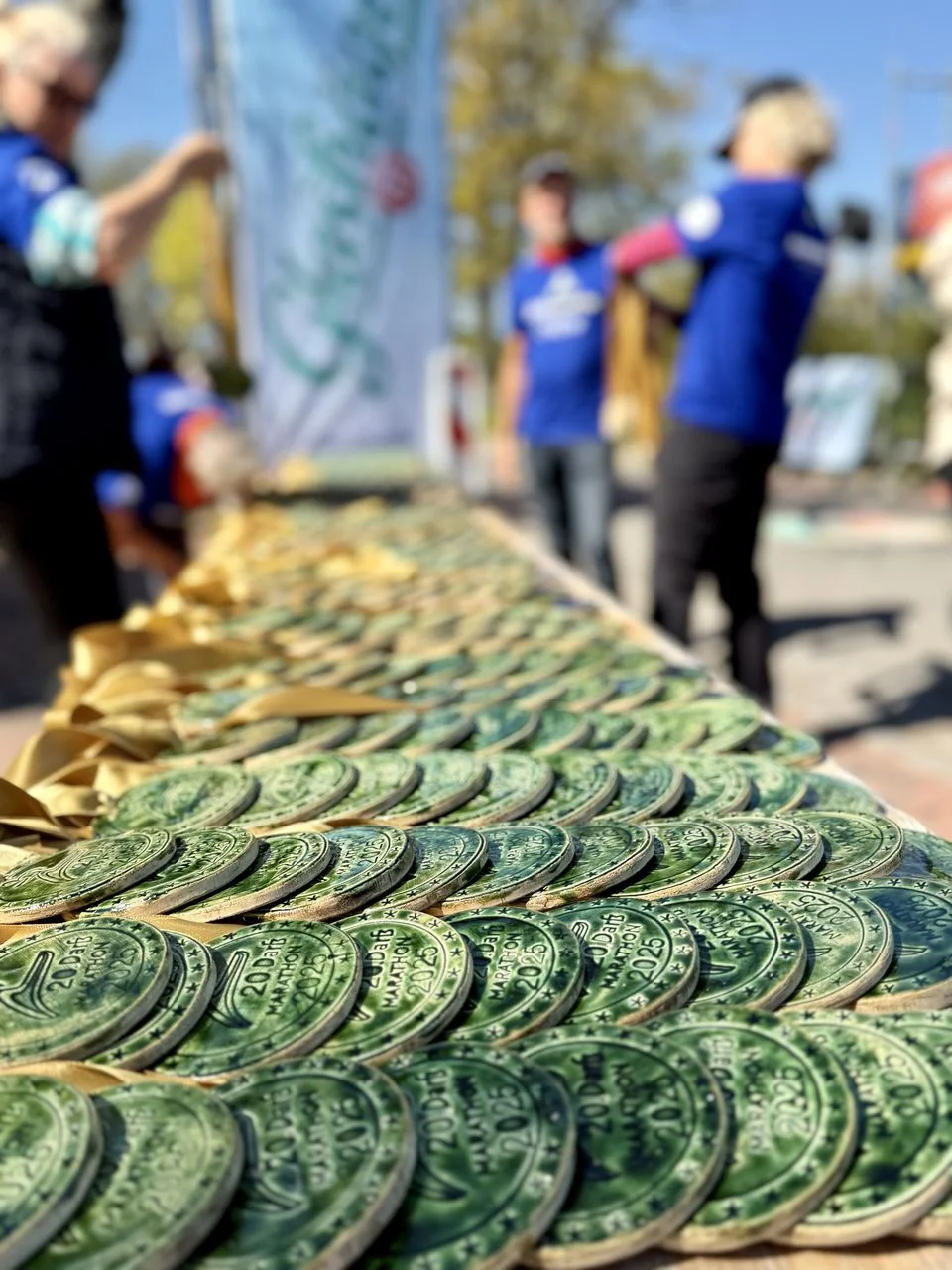 Foto: © Max Framke Die Medaillen für den 20. Darß Marathon liegen schön sortiert beisammen