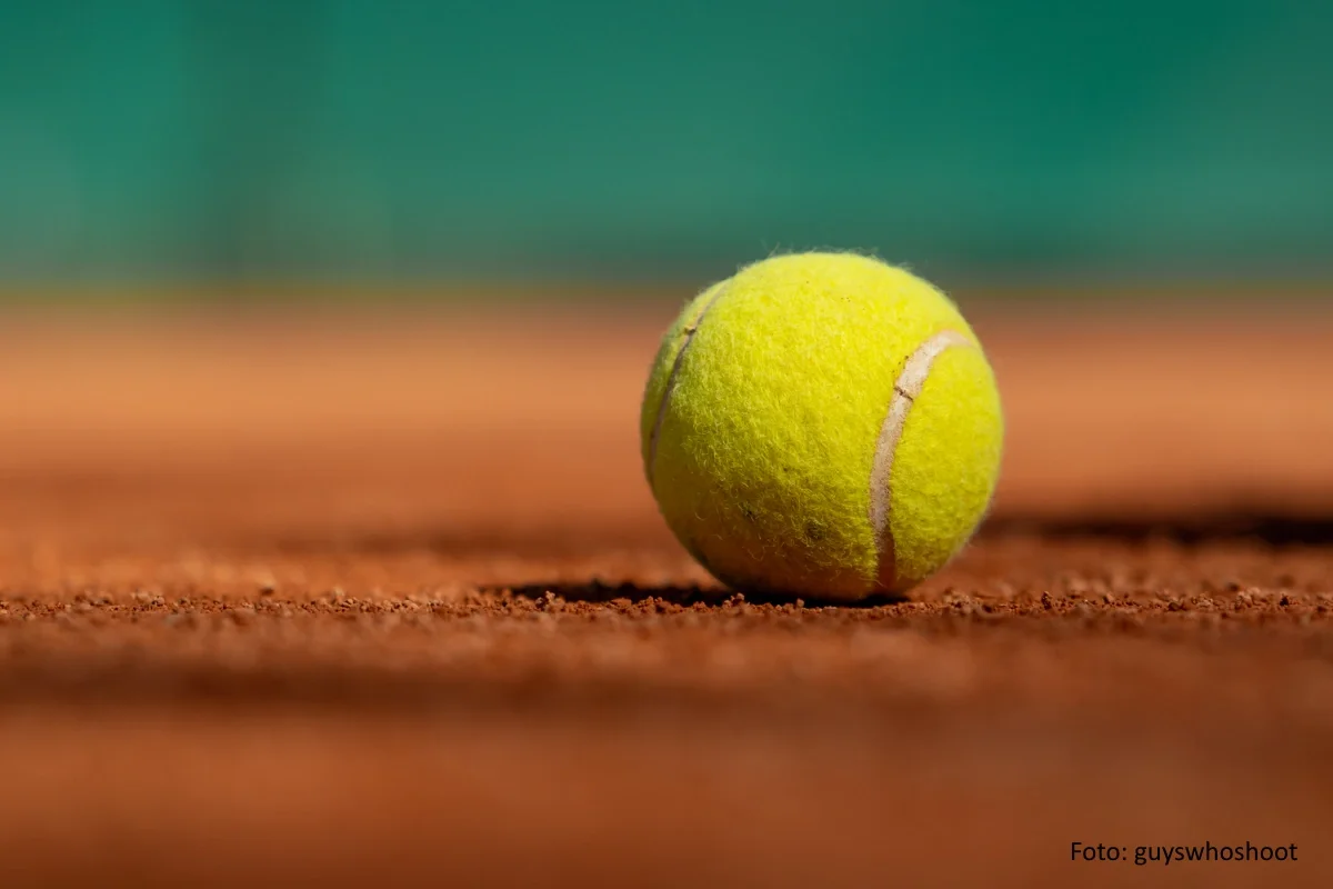 Tennis-beispiel-symbolfoto-B6_QCLCWSZ_c_guyswhoshoot Tennisball auf Sand
