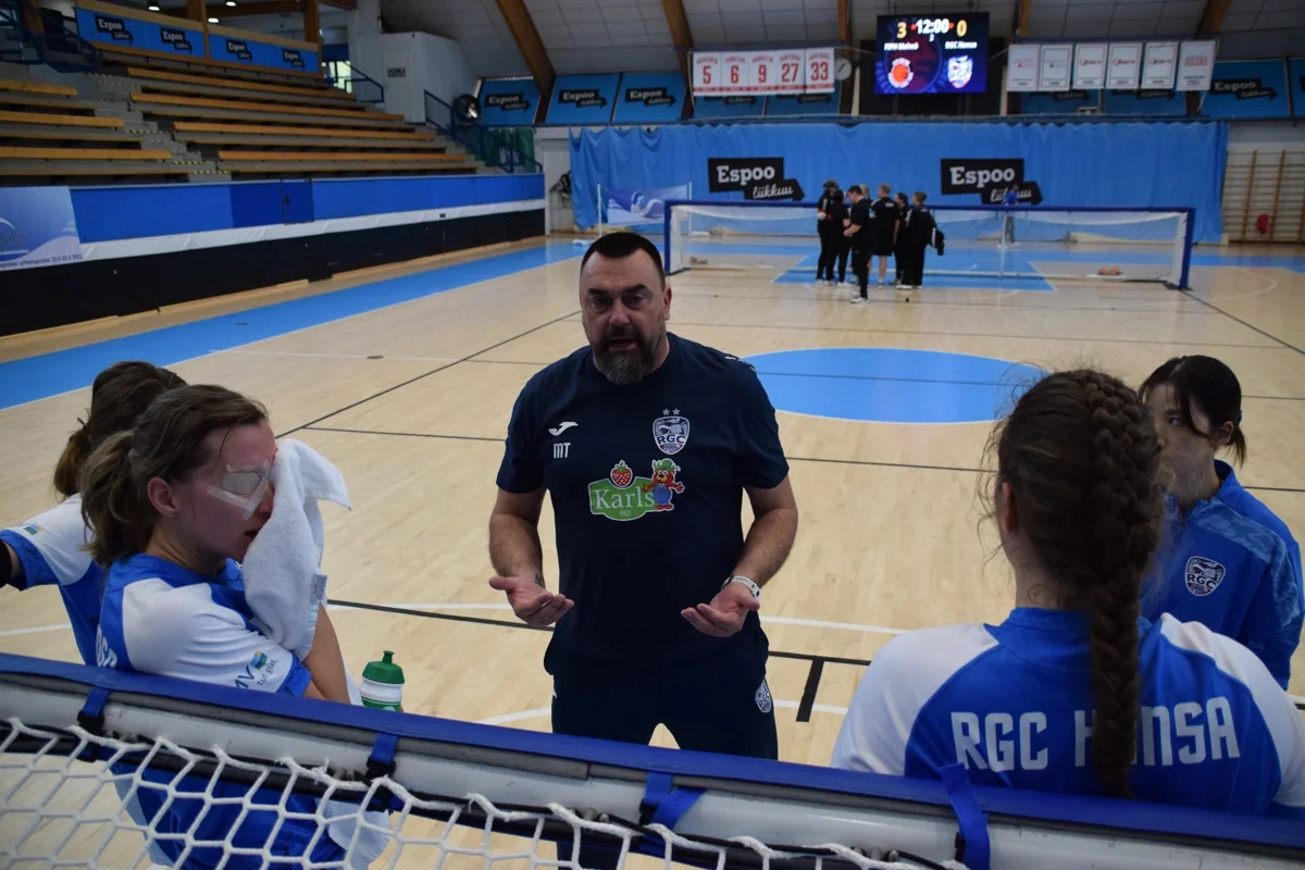 Chefcoach Mario Turloff stimmt seine Mädels noch einmal ein. (Foto: goalballworldcup2025.com)