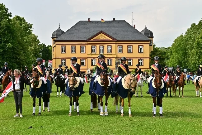 Goldene-Schaerpe-Ponyreiter_B2_c_Ute-Goedecke