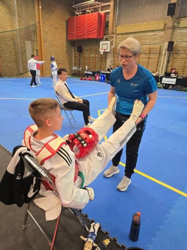 Trainerin Christine Jeske bereitet ihren Schützling auf den bevorstehenden Kampf vor. (Foto: Budo-Verein Anklam e.V.)