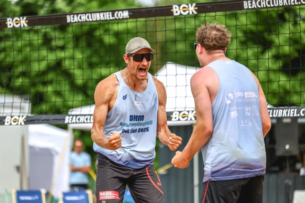 Mit der Silbermedaille belohnt: das Rostocker Beach-Duo Lübcke/Schröder. (Foto: © Jasper Lorenz)
