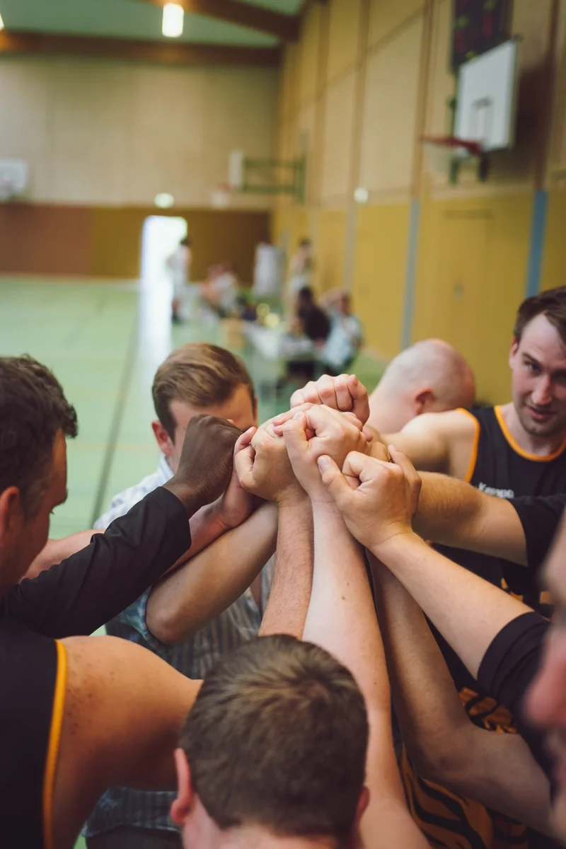 Das Team stimmt sich auf das Match gegen die BIG Rostock ein. (Foto: © Tobias Trossert)