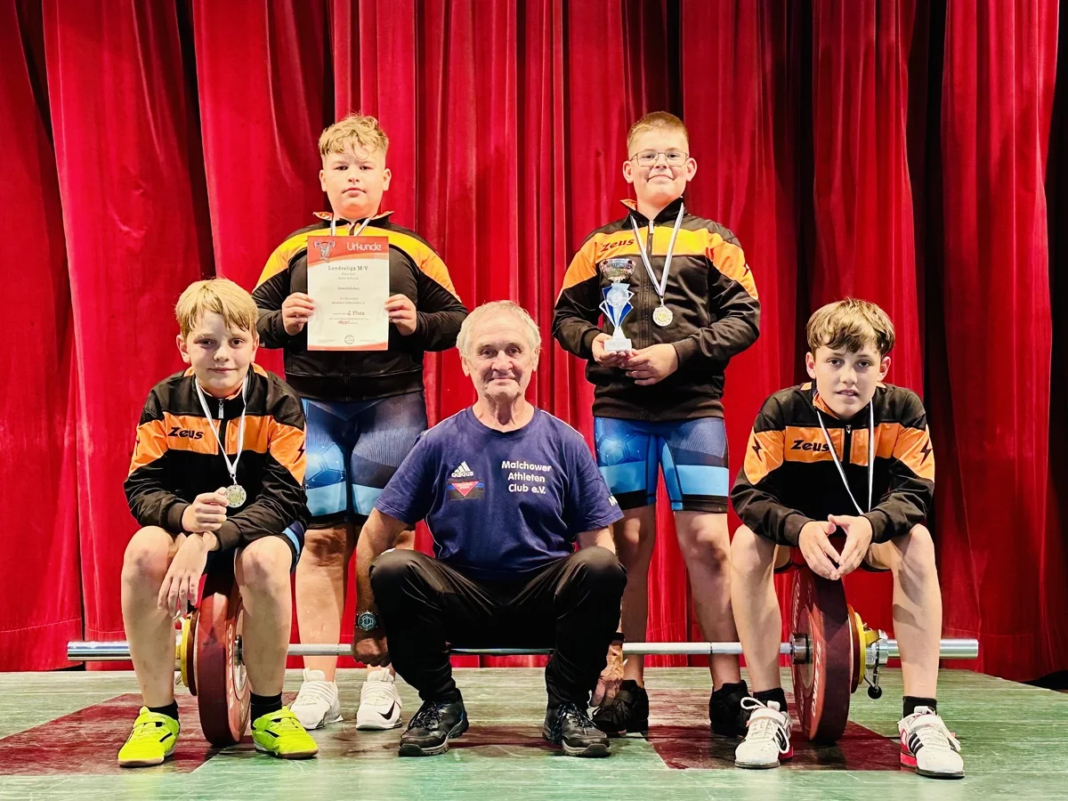Vizemeister der AK Kinder/Schüler/Jugend ist der AC Malchow. v.l.: Felix Reiser, Artur Bass, Trainer Bernd Schwertner, Hannes Milferstädt, Pit Lange(Foto: Sarah Hoge)
