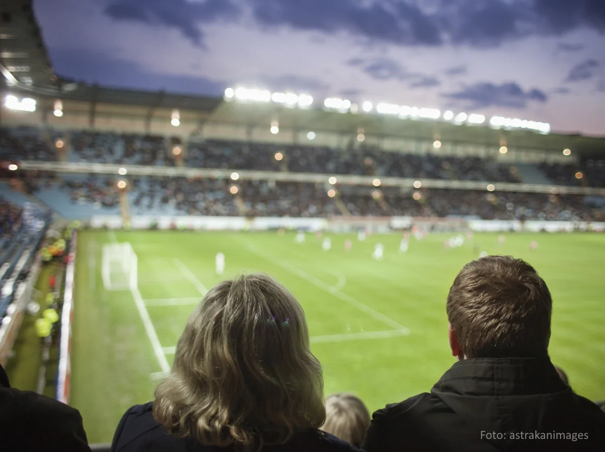 Blick in ein Fußballstadion aus Sicht zweier Zuschauer