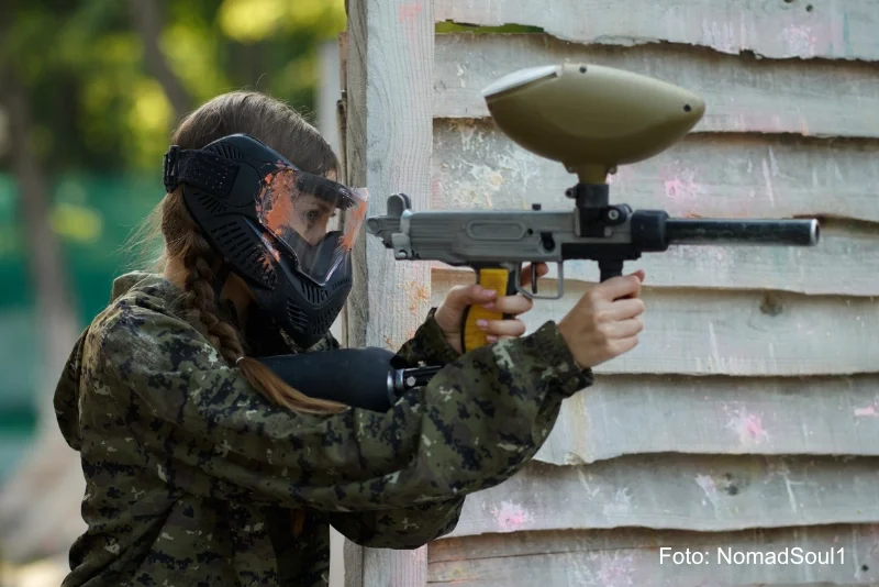 Symbolbild Paintballspieler konzentriert sich beim Schießen mit der Paintballwaffe in der Hand und achtet auf den Paintballhopper - Copyright NomadSoul1 QM54CGC Symbolbild Paintballspieler konzentriert sich beim Schießen mit der Paintballwaffe in der Hand und achtet auf den Paintballhopper - Copyright NomadSoul1 QM54CGC