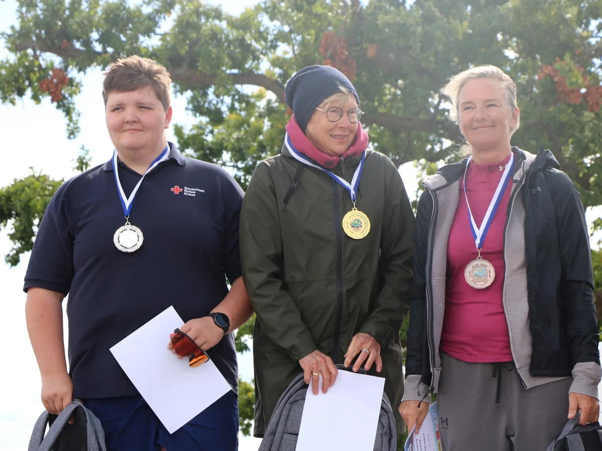 Wertung der Frauen: 1. Platz: Elke Dorn (Rambin) | 2. Platz: Chiara Dannenberg (Bergen) | 3. Jana Arndt (Garz) | Foto: DLRG Bergen Rügen