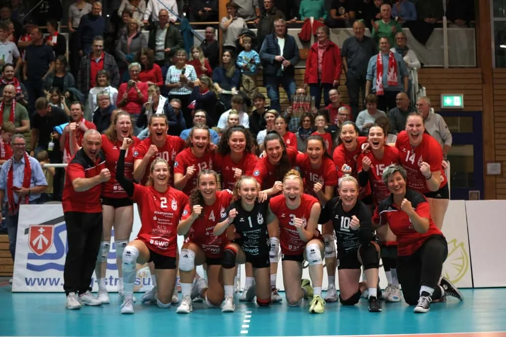 Teamfoto_Wildcats_vs_Volksbank-Volleys_DVV-Pokal_c_Marko-Schlicht