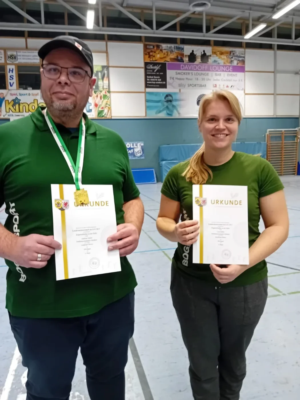 Andreas Gellert (links) holt sich den Landesmeistertitel mit dem Langbogen. (Foto: ZVG)