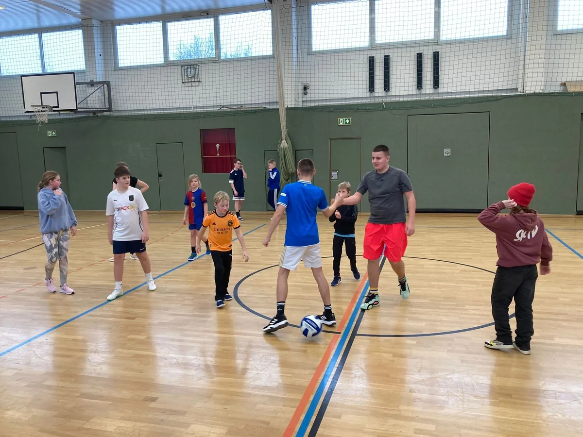Auch Fußball wurde eifrig beim Winter-Schwimm-Ferien-Camp 2026 gespielt. (Foto: ZVG)