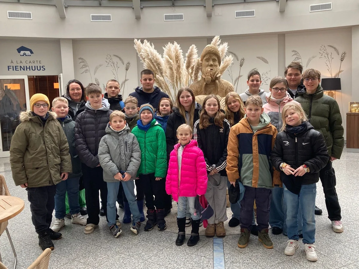 Das gesamte Team des DLRG Winter-Schwimm-Ferien-Camps 2026 in Bergen (Foto: ZVG)