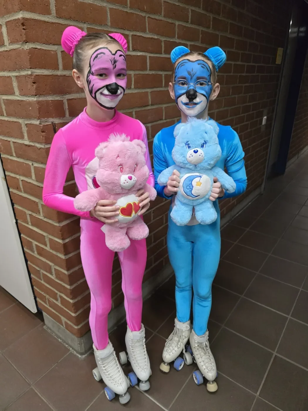 Das Show-Duo Marlene Flotow und Miriam Urbanek-Rattfann als „Glücksbärchies“ (Foto: GSC09 Rollkunstlauf)