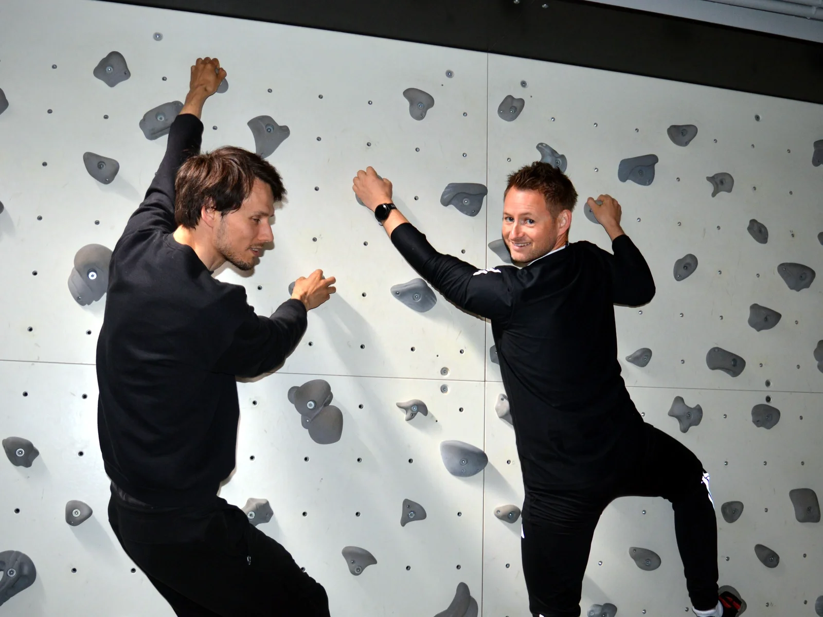 Daniel Lampe und Michael Jäger an ihrer interaktiven Boulderwand im "Baltic Rocks".