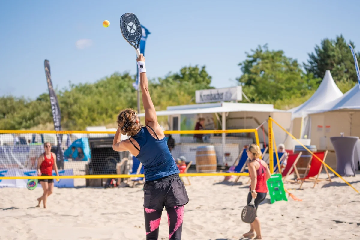 Frauen beim Beach Tennis