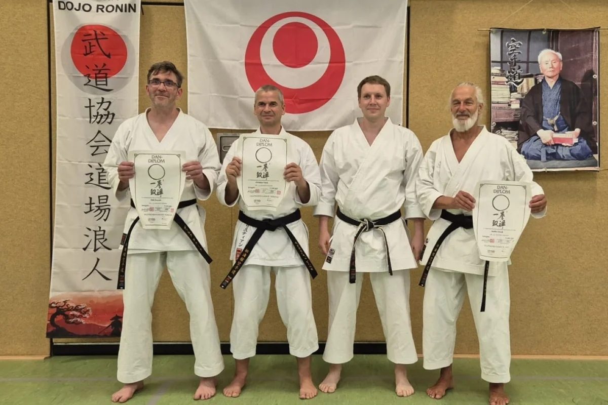 Nie zu spät: Drei neue Schwarzgurte beim Dojo Ronin