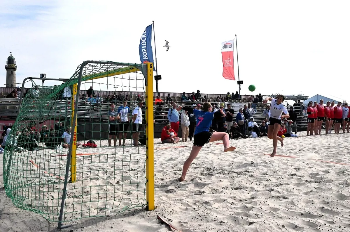 Rostocker Teams feiern Heimsiege bei den 30. Beach-Handball-Tagen