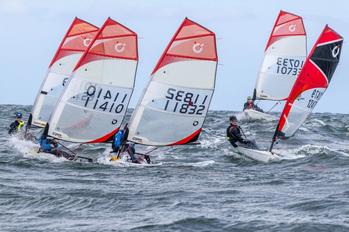   Wind lässt nach: O’pen Skiffs reiten die Warnemünder Welle