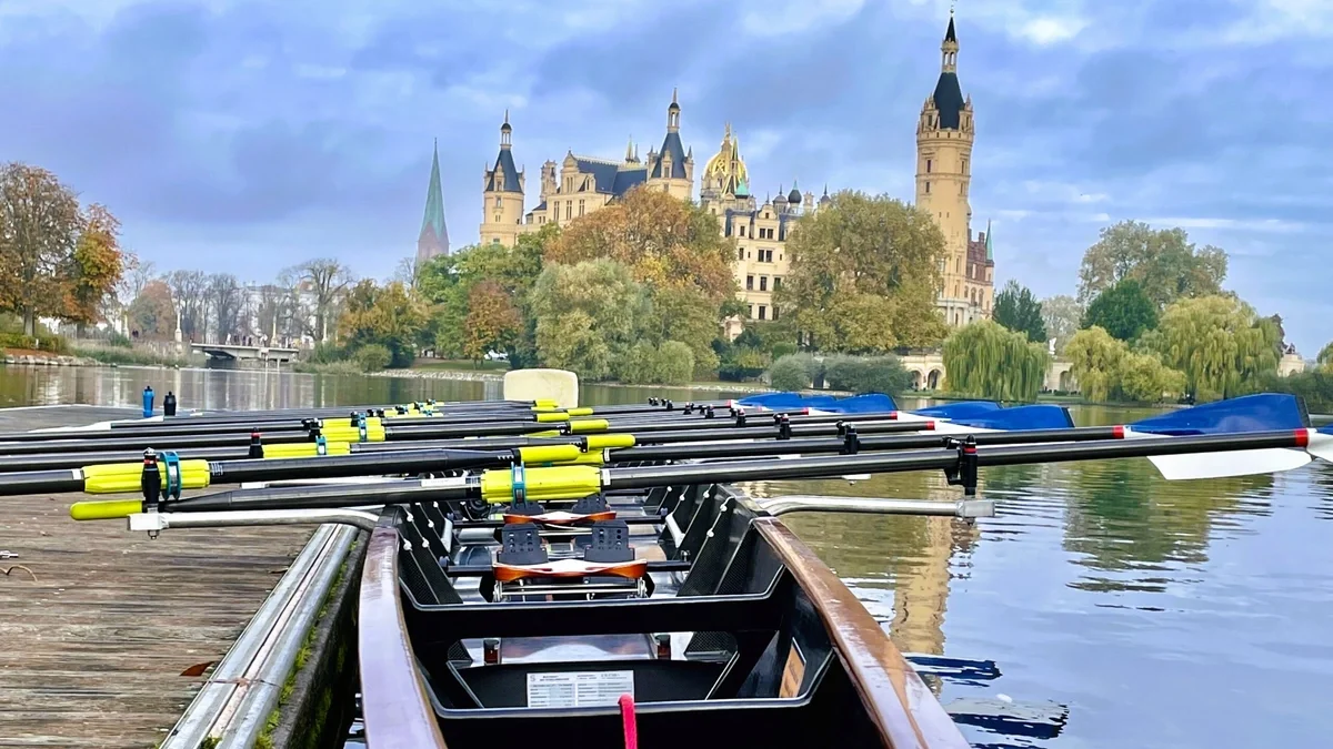 Mit Blick aufs Schloss: Schwerin begrüßt Deutschlands Wanderruderer