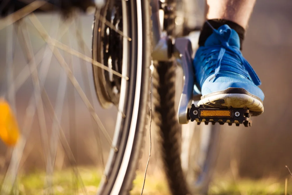 Radfahrer auf Mounteinbike - Pedale und blauer Schuh