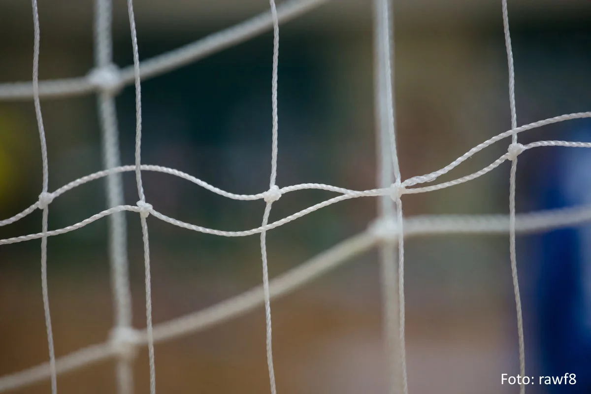 Blick durch das Netz eines Fußball- bzw. Handballtores
