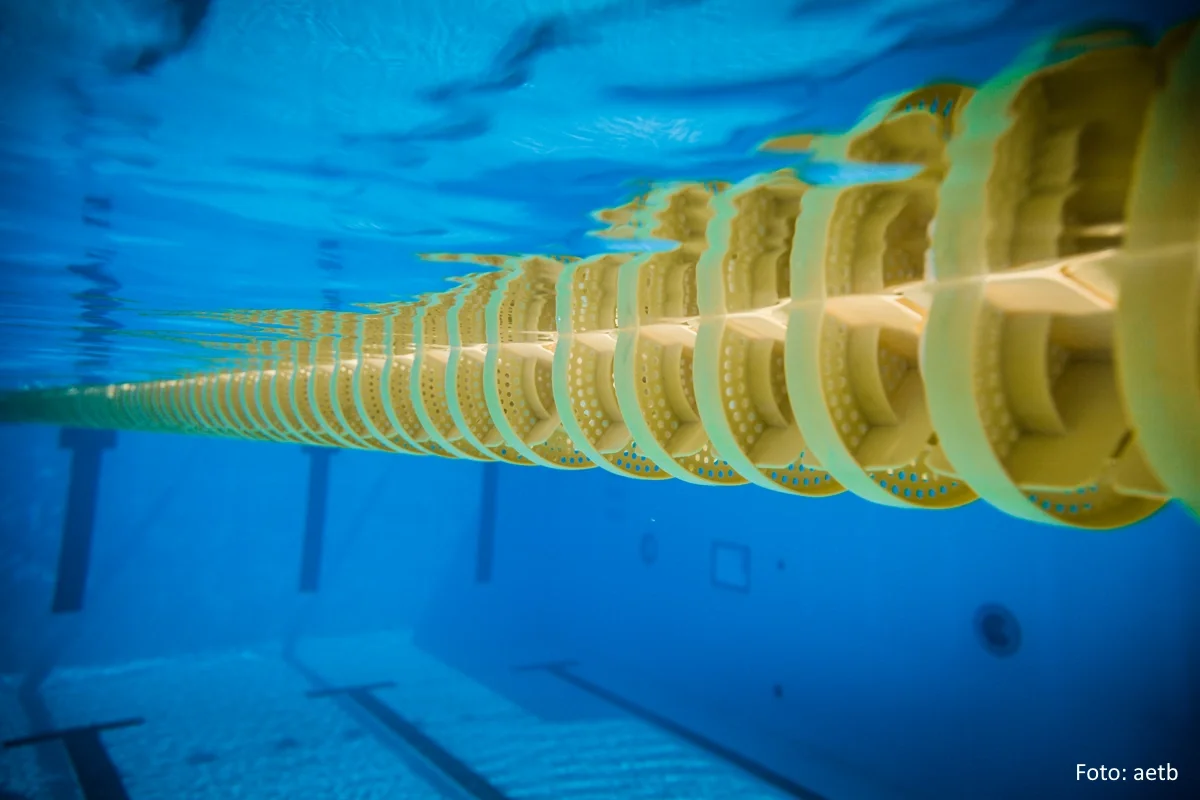 Unter Wasser: Schwimmbecken mit Wellenbrechender Lane
