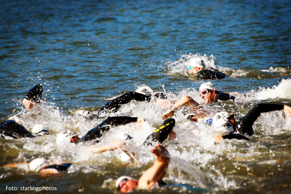 Triathlon-Athleten im Freiwasser