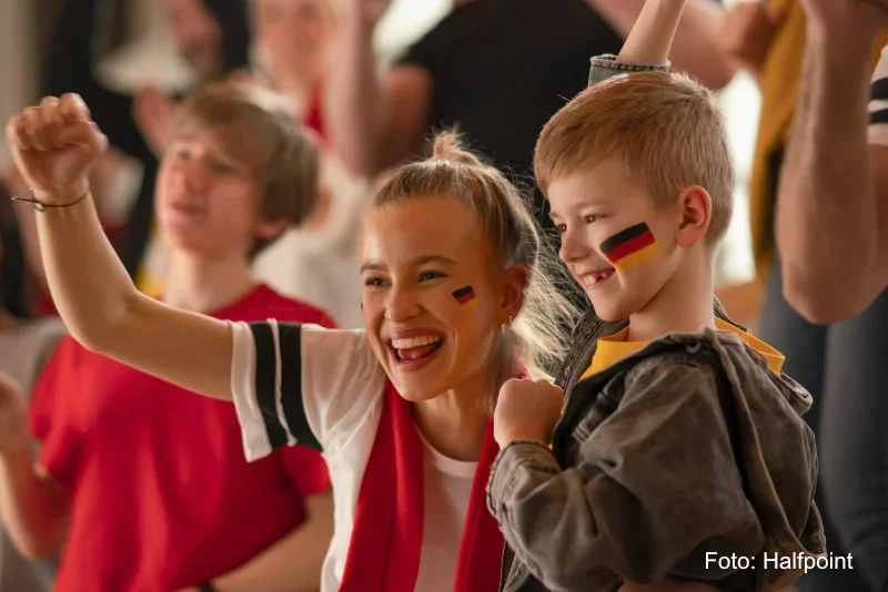 Symbolbild Fußballfans unterstützen die deutsche Nationalmannschaft bei einem EURO2024 Fußballspiel im Stadion in Deutschlan - Foto Halfpoint