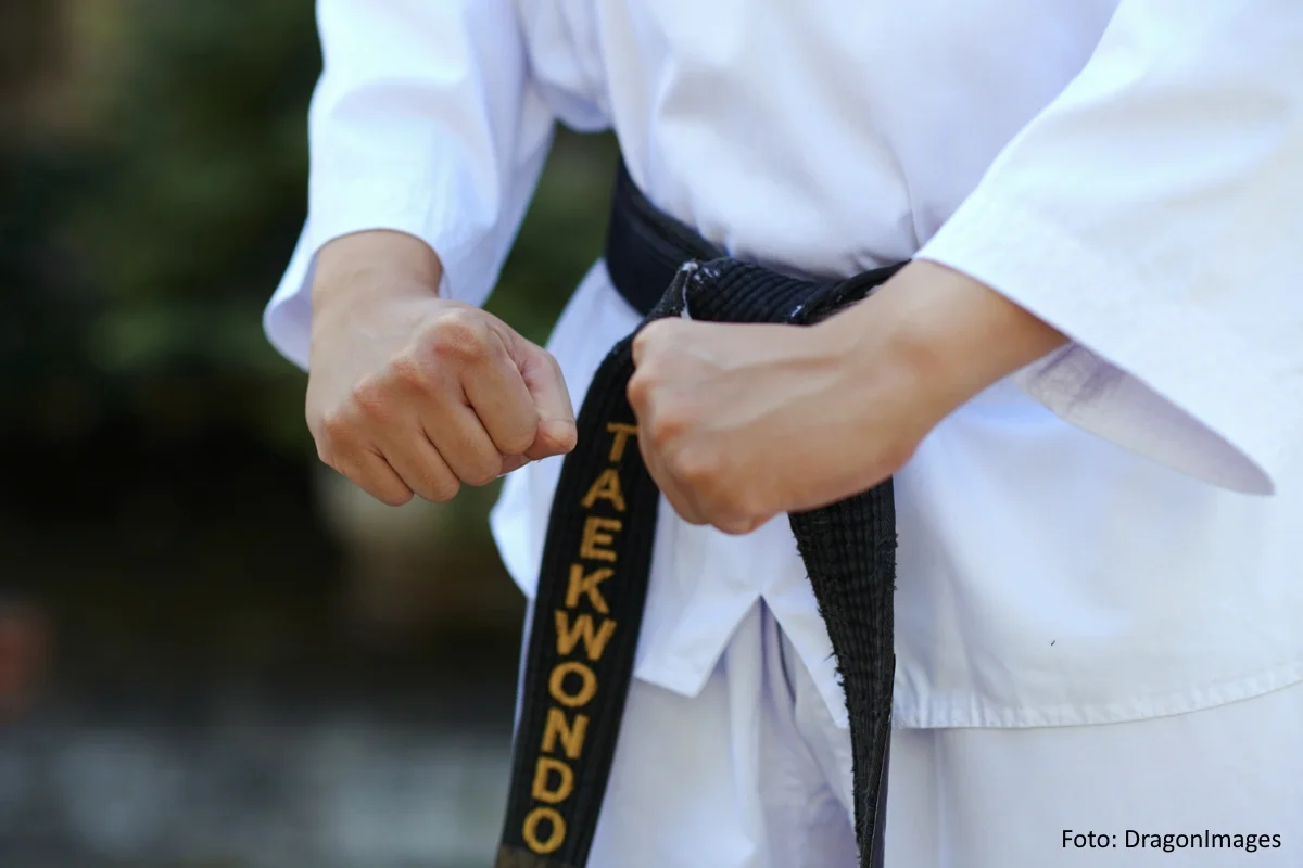 Taekwondo-Athlet mit schwarzem Gürtel