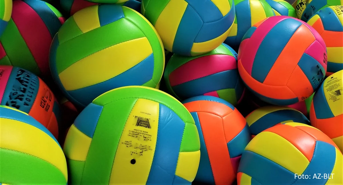 diverse farbenfrohe Volleybälle liegen übereinander