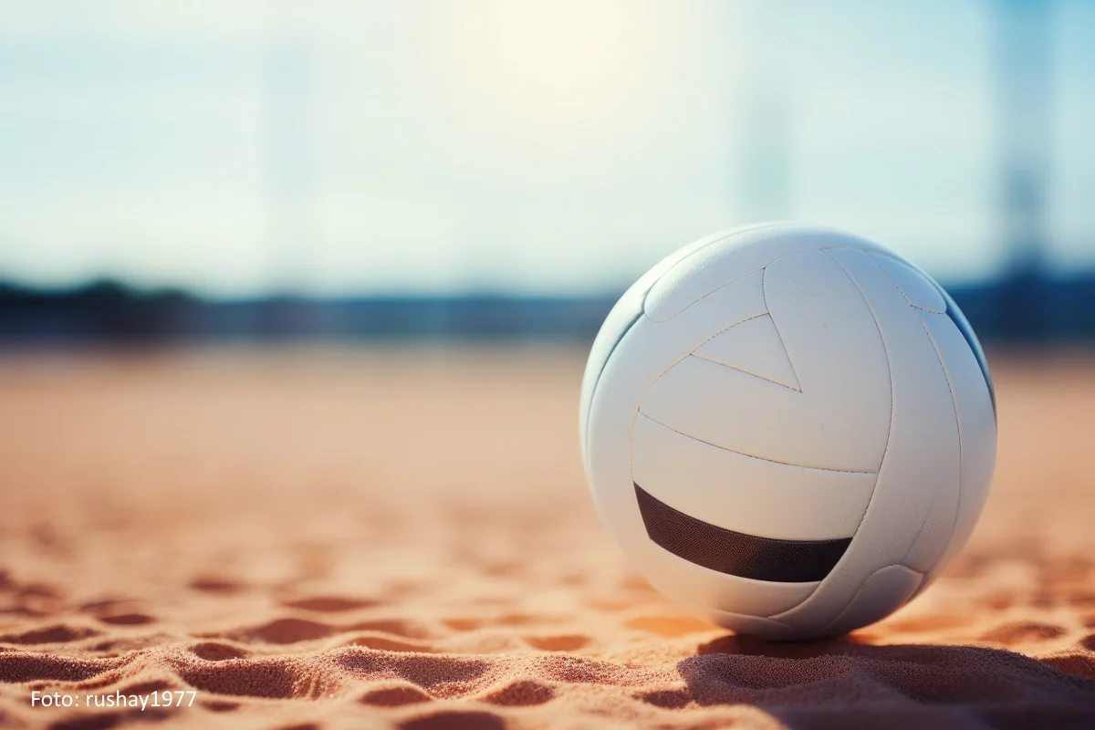 Weißer Beachvolleyball am Sandstrand