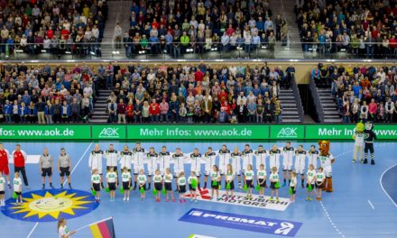 Weibliche Jugend E vom Rostocker Handball Club läuft mit Deutschland ein