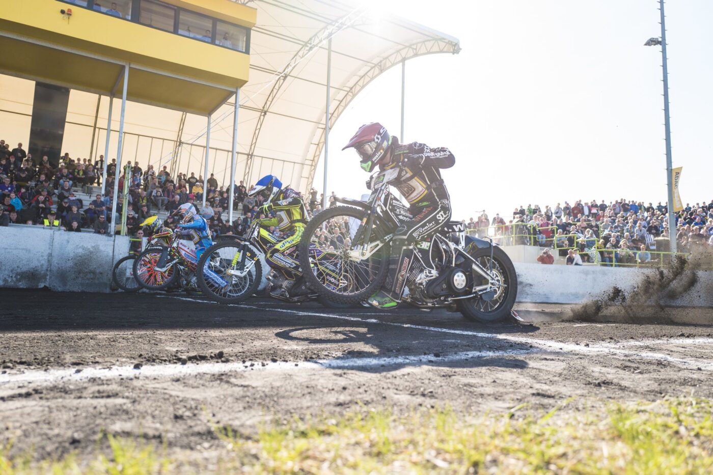 Tobias Busch fährt beim Osterpokal auf das Podest