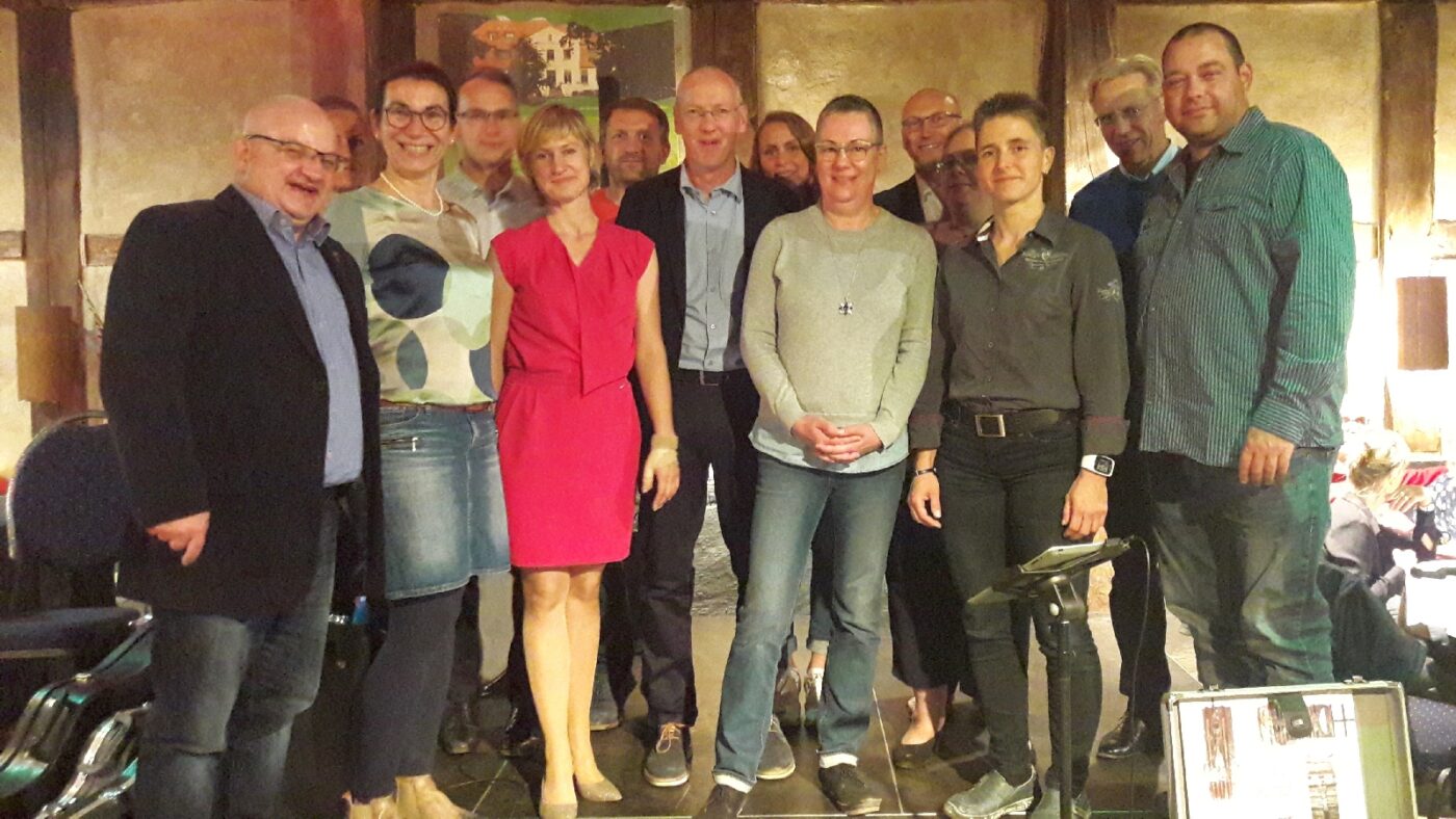 Das Foto zeigt die Abordnung des SC Laage mit Frau Bretsch (2.v.l.) und Eva Bauer (rotes Kleid).