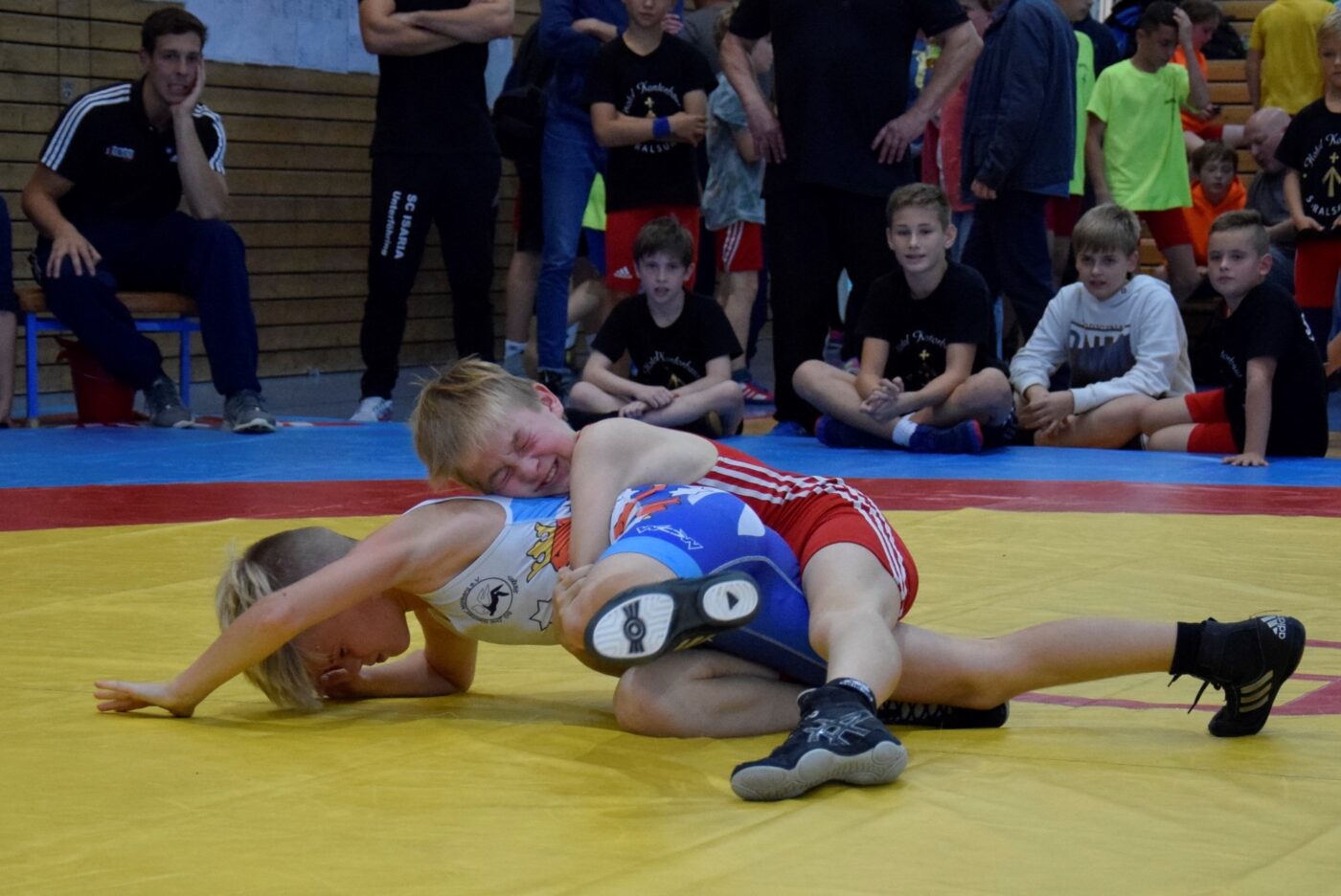 Anton Schneider in Rot vom HAC Stralsund