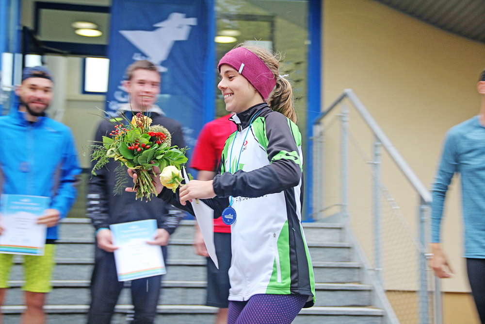 Freude auf dem Campus des Bereiches Seefahrt bei Lene Themann, die als erste Frau die Ziellinie des 3-Seemeilen-Laufes überquerte. Foto: Hochschule Wismar/K. Baldauf