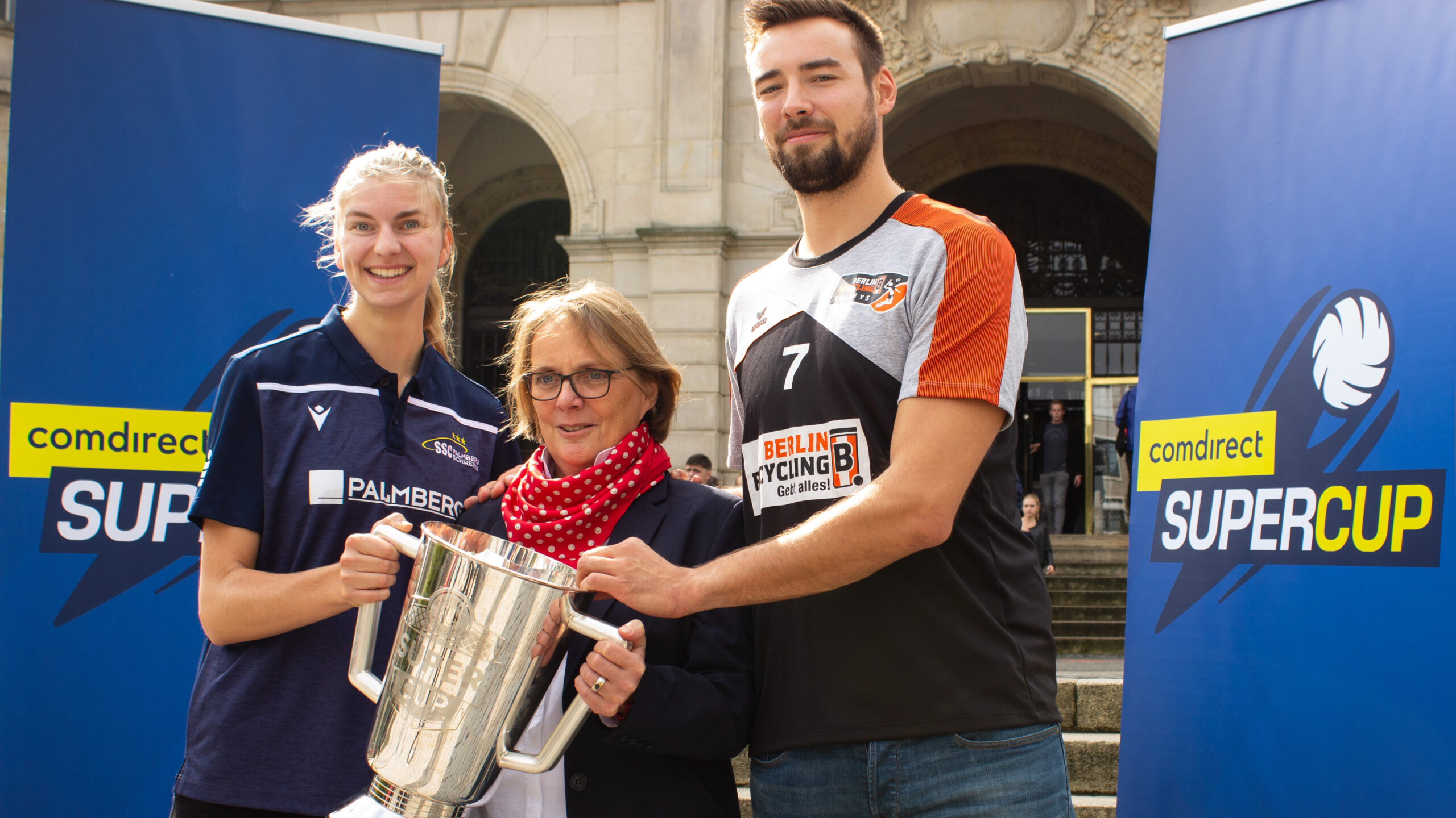 Nele Barber, Konstanze Beckedorf und Georg Klein (v.l.) vor dem neuen Rathaus Hannover (Foto: VBL)