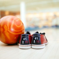 Bowlingschuhe und Bowlingball. Foto: envato elements