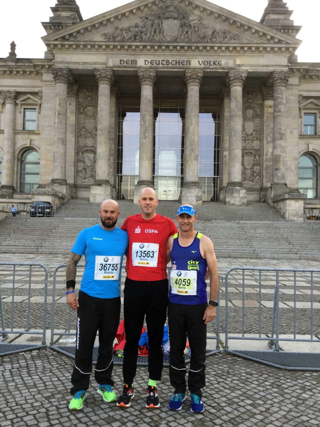 Das Foto zeigt Ricardo, Ronny und Bernd (v.l.) vor dem Start.