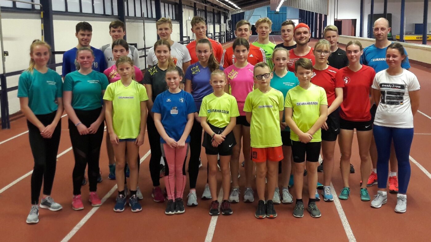 Das Foto zeigt die Athletinnen und Athleten des gemeinsamen Trainings.