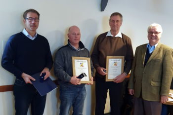 Die Ehrennadel des Landessportbundes in Silber hat Jörg Cröger (li.) aus den Händen des LKVorsitzenden Hans-Joachim Begall (re.) im Rahmen des Fahrertages 2019 erhalten. Foto: © Franz Wego