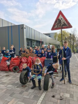 Im vergangenen Jahr nahmen die Kinder und Jugendlichen der DRK Wasserwacht Schwerin gemeinsam am Frühjahrsputz teil. Foto: Andreas Böttcher