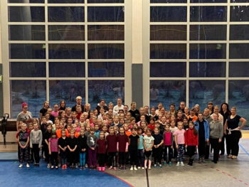 Teilnehmer des Voltigier- WBO Lehrganges in der Sporthalle Güstrow zum Training von Kraft, Ausdauer, Koordination, Tanz und Ausdruck © Fachbeirat Voltigieren