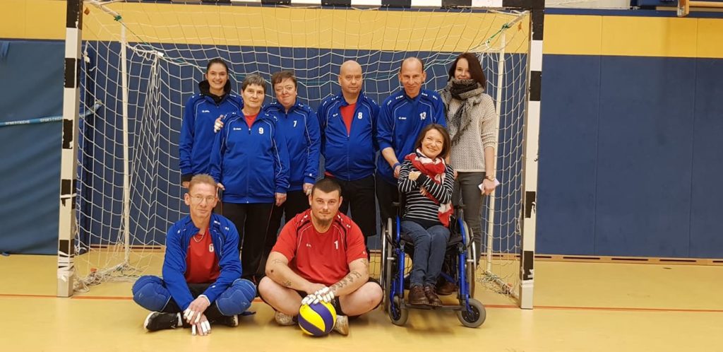  Sitzballteam des FSVB Neubrandenburg mit der Organisatorin Annett Bogorell (im Rollstuhl). Foto: Verein