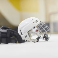 Eishockey Equipment - Handschuhe und Helm auf dem Eis